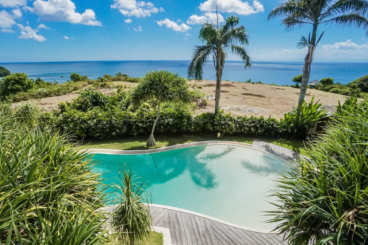 Three-Bedroom Villa with Private Pool and Sea View | 1 habitación, minibar y caja de seguridad en la habitación