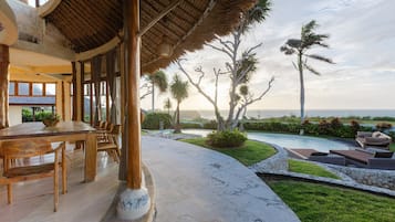 Three-Bedroom Villa with Private Pool and Sea View | Vardagsrum