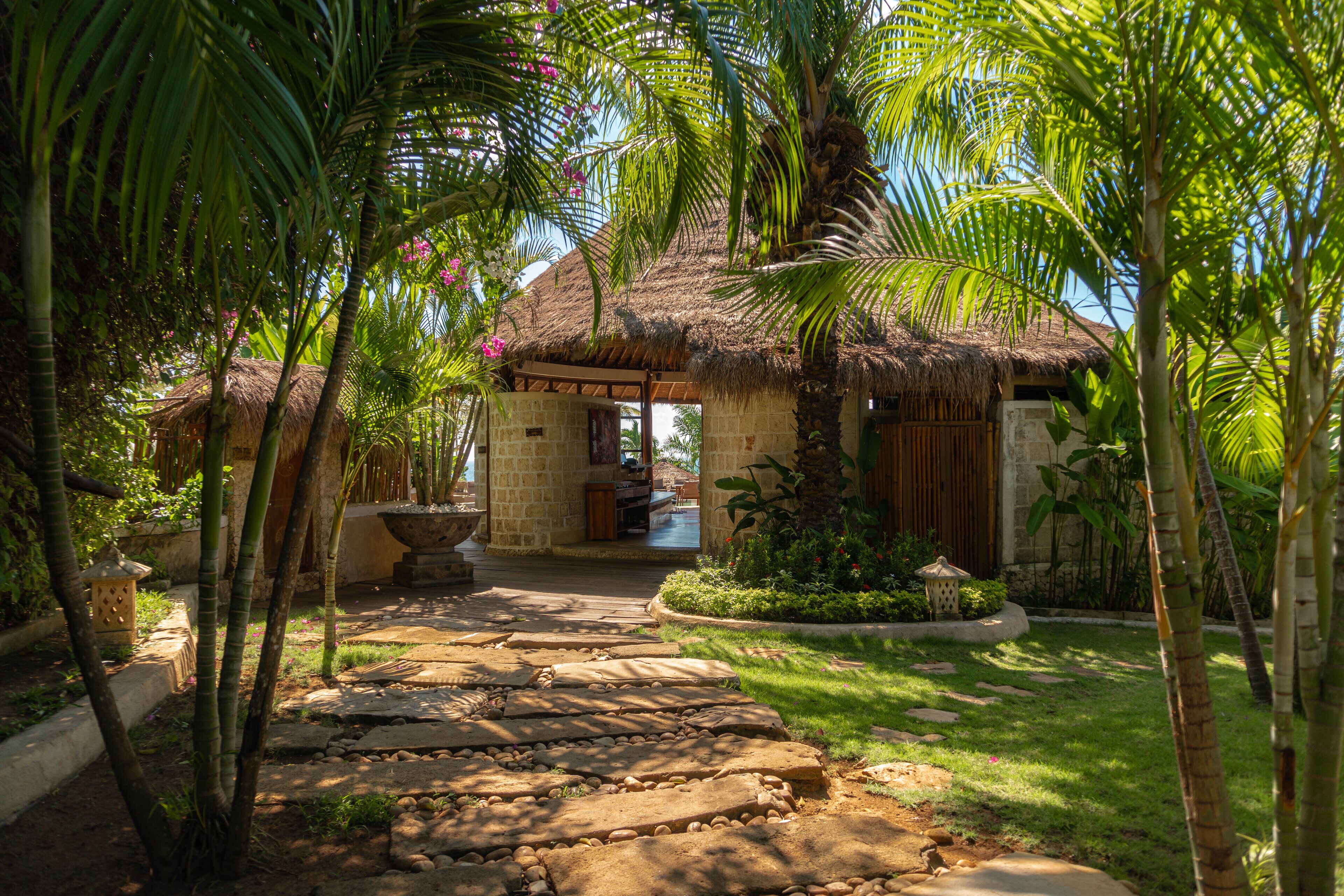 Breakfast, lunch, dinner served; local and international cuisine 