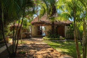 Se sirven desayunos, almuerzos, cenas y cocina local e internacional