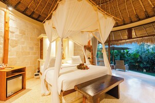 Deluxe Bungalow | Minibar, in-room safe, individually decorated, individually furnished