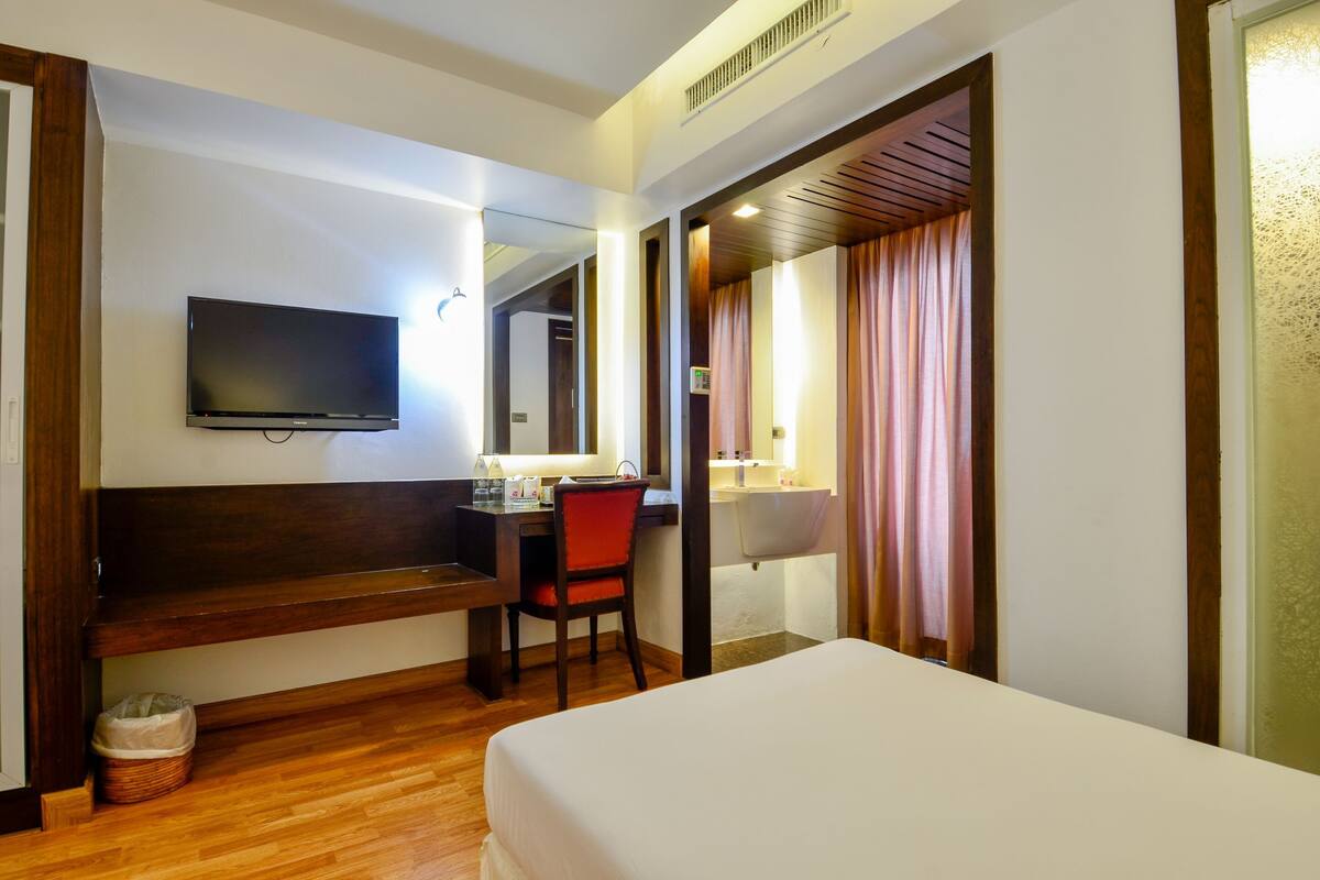 Minibar, desk, free WiFi