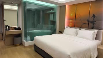 Deluxe King with Bathtub | Minibar, desk, free WiFi