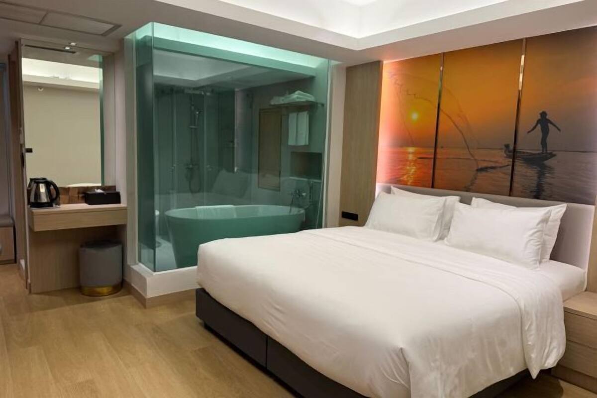 Minibar, desk, free WiFi