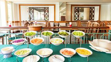 Dagelijks continentaal ontbijt (THB 150 per persoon)