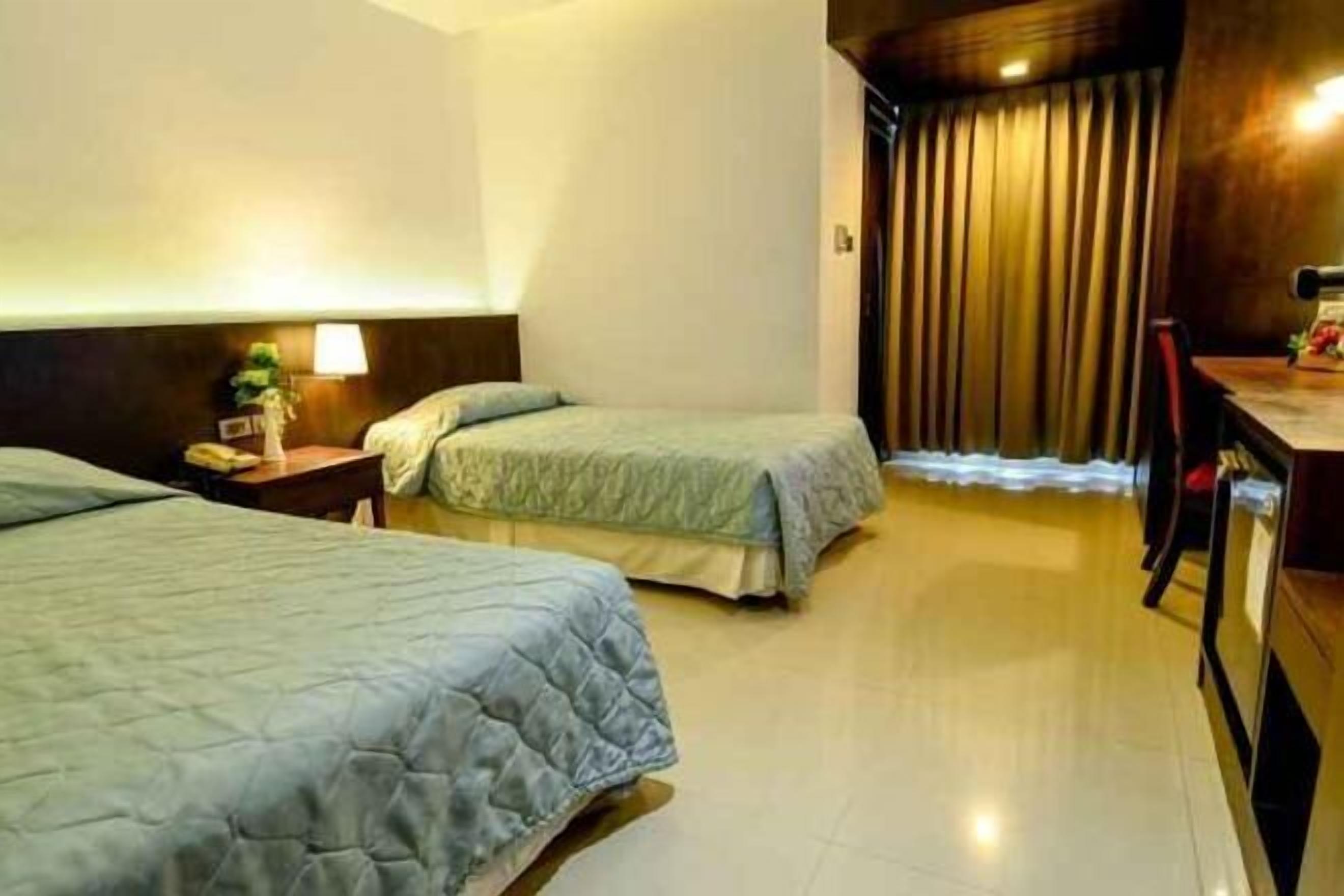 Minibar, desk, free WiFi