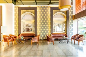 Coin salon dans le hall