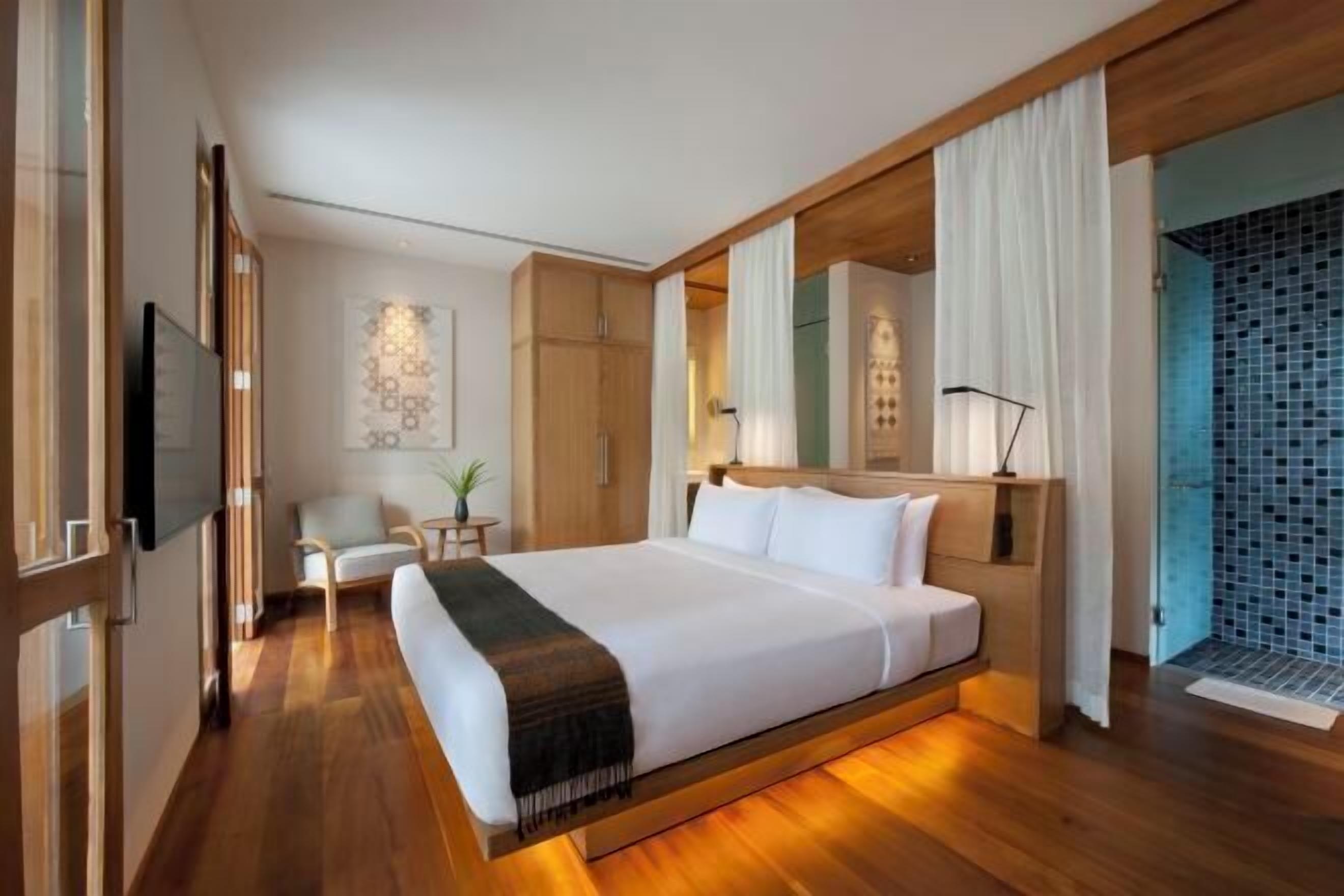 Premium bedding, minibar, in-room safe, desk