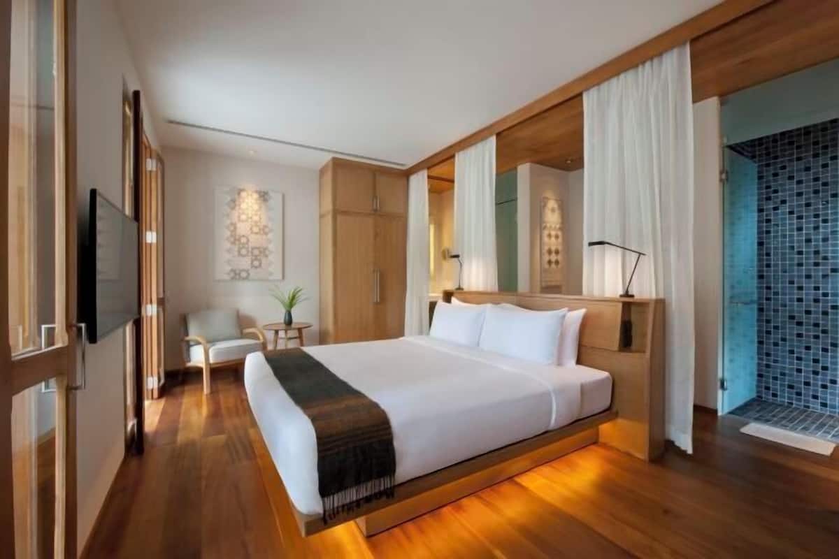 Seprai premium, minibar, brankas, dan meja kerja