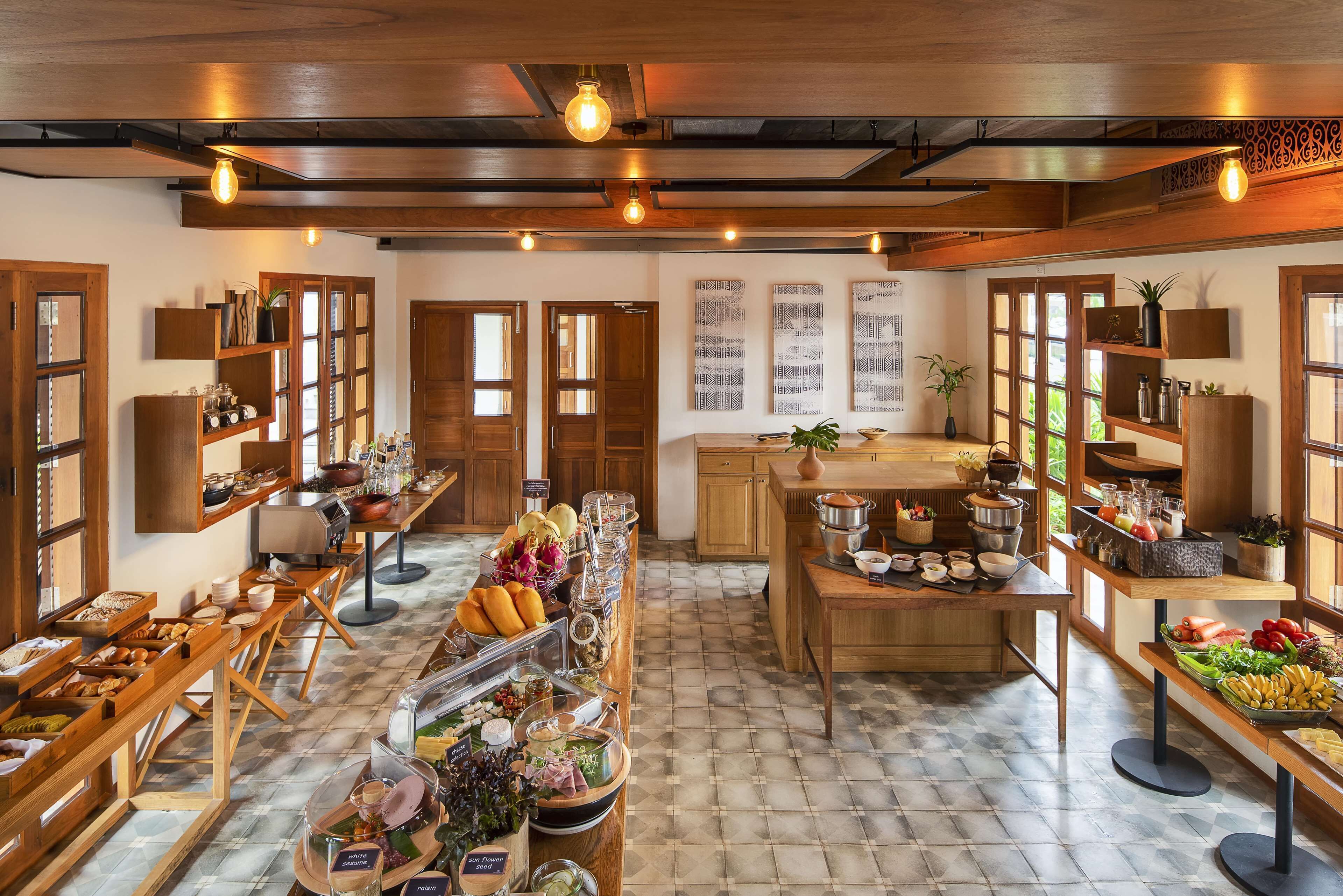 breakfast, lunch, dinner served; international cuisine