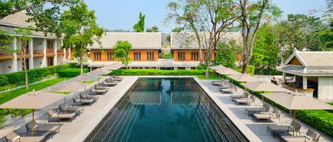 Ulkouima-allas, aurinkotuoleja