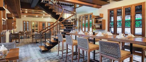 Aperto a colazione, pranzo e cena, cucina internazionale