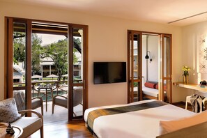 高档床上用品、迷你吧、客房内保险箱、办公桌