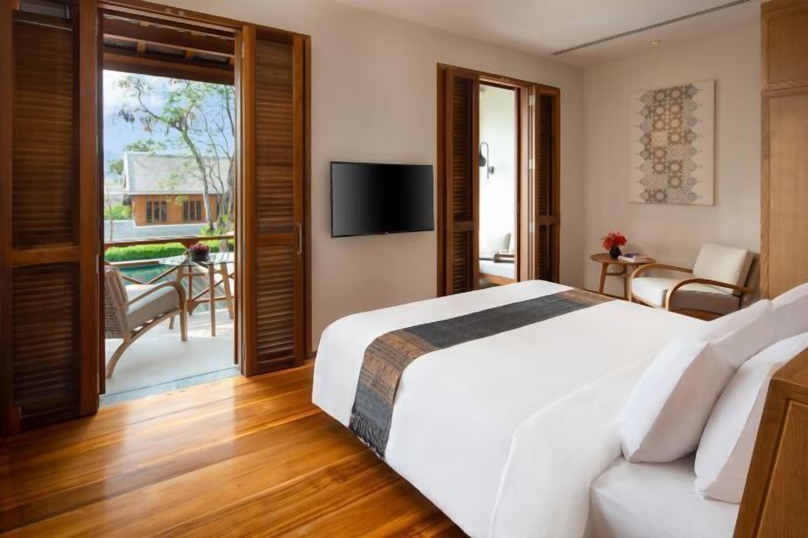 Premium bedding, minibar, in-room safe, desk