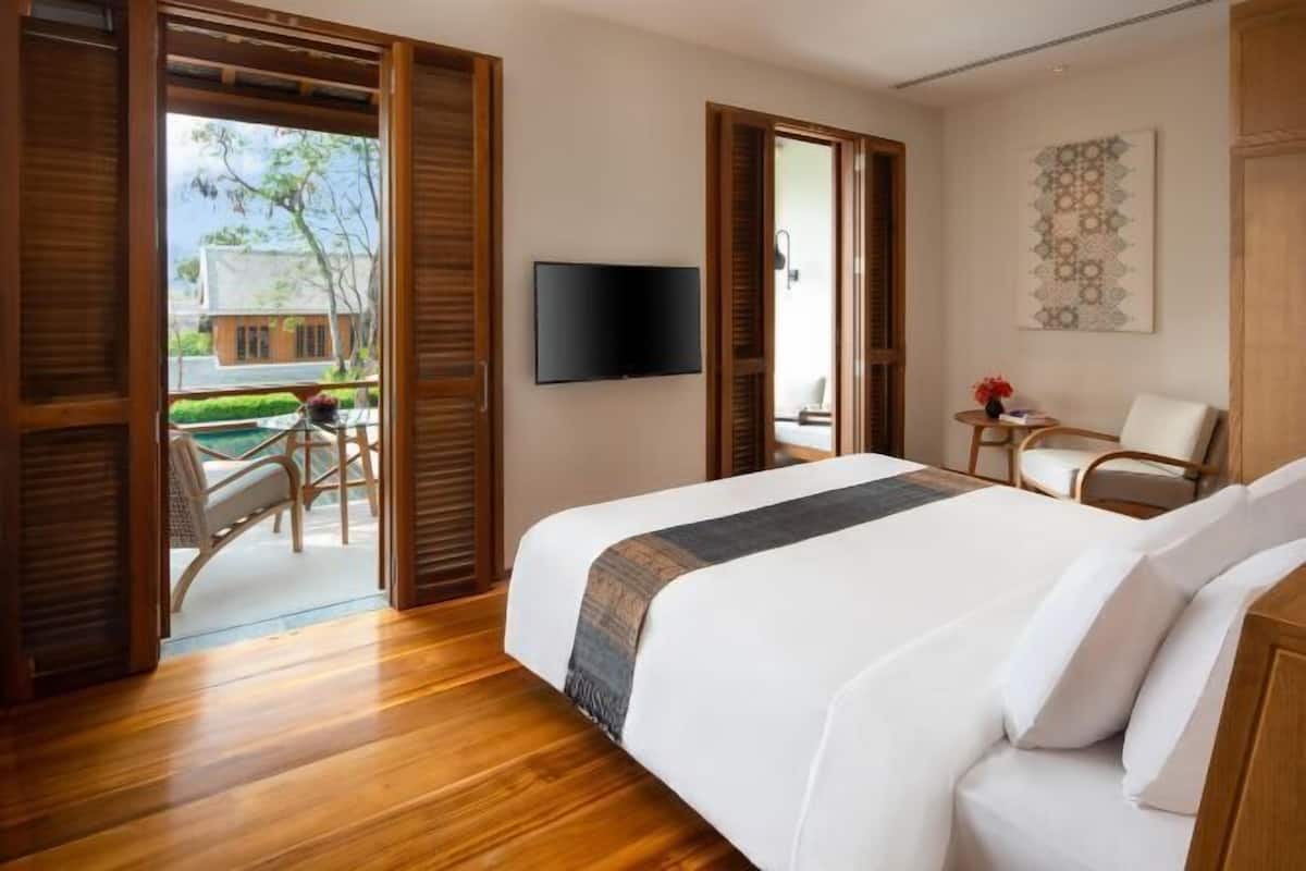 Seprai premium, minibar, brankas, dan meja kerja