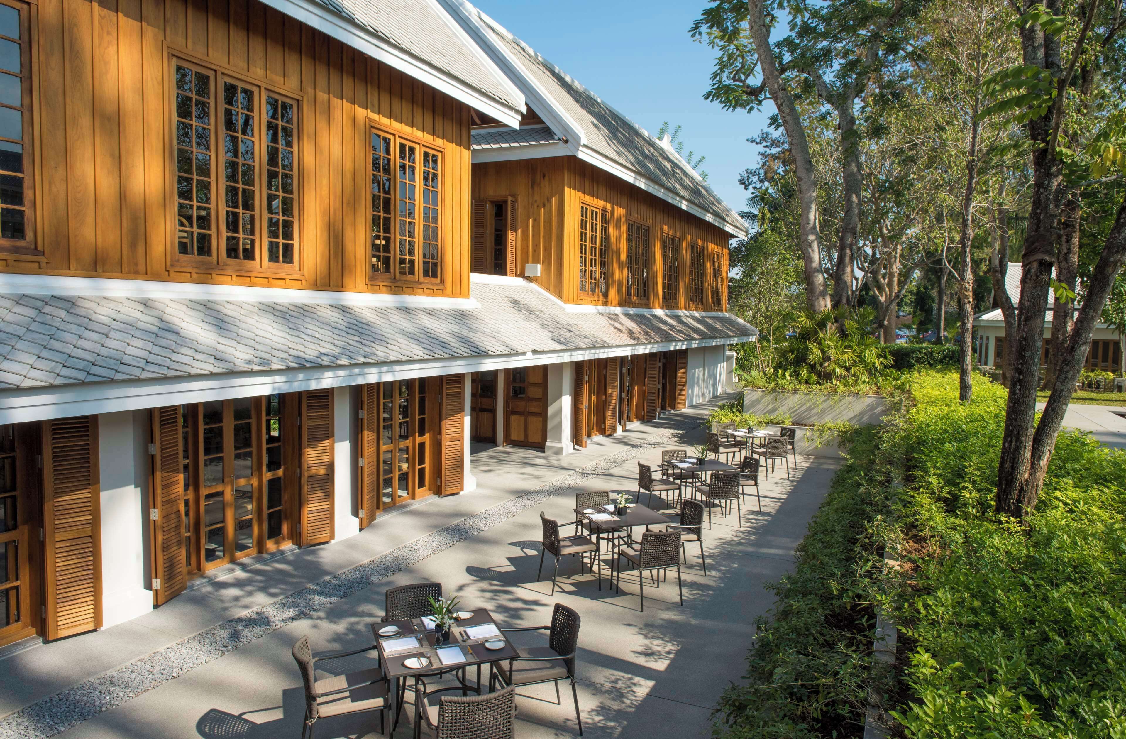 breakfast, lunch, dinner served; international cuisine