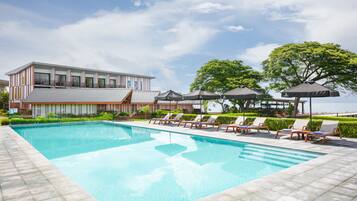 Una piscina al aire libre (de 08:00 a 19:30), sombrillas, tumbonas