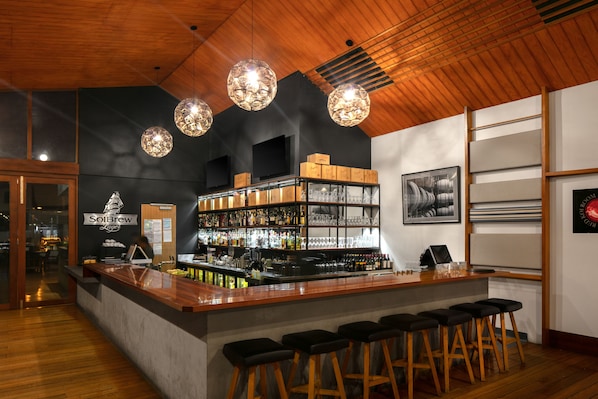 2 bars/lounges