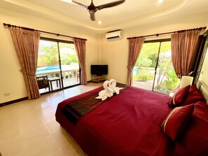 Habitació estàndard | Caixa forta a l'habitació i escriptori 