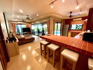 4 Bedrooms Private Pool | 私人廚房 | 雪櫃、微波爐、咖啡機/沖茶器、電熱水壺