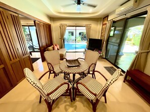 Habitació estàndard | Sala d'estar | Televisor LCD i reproductor de DVD 