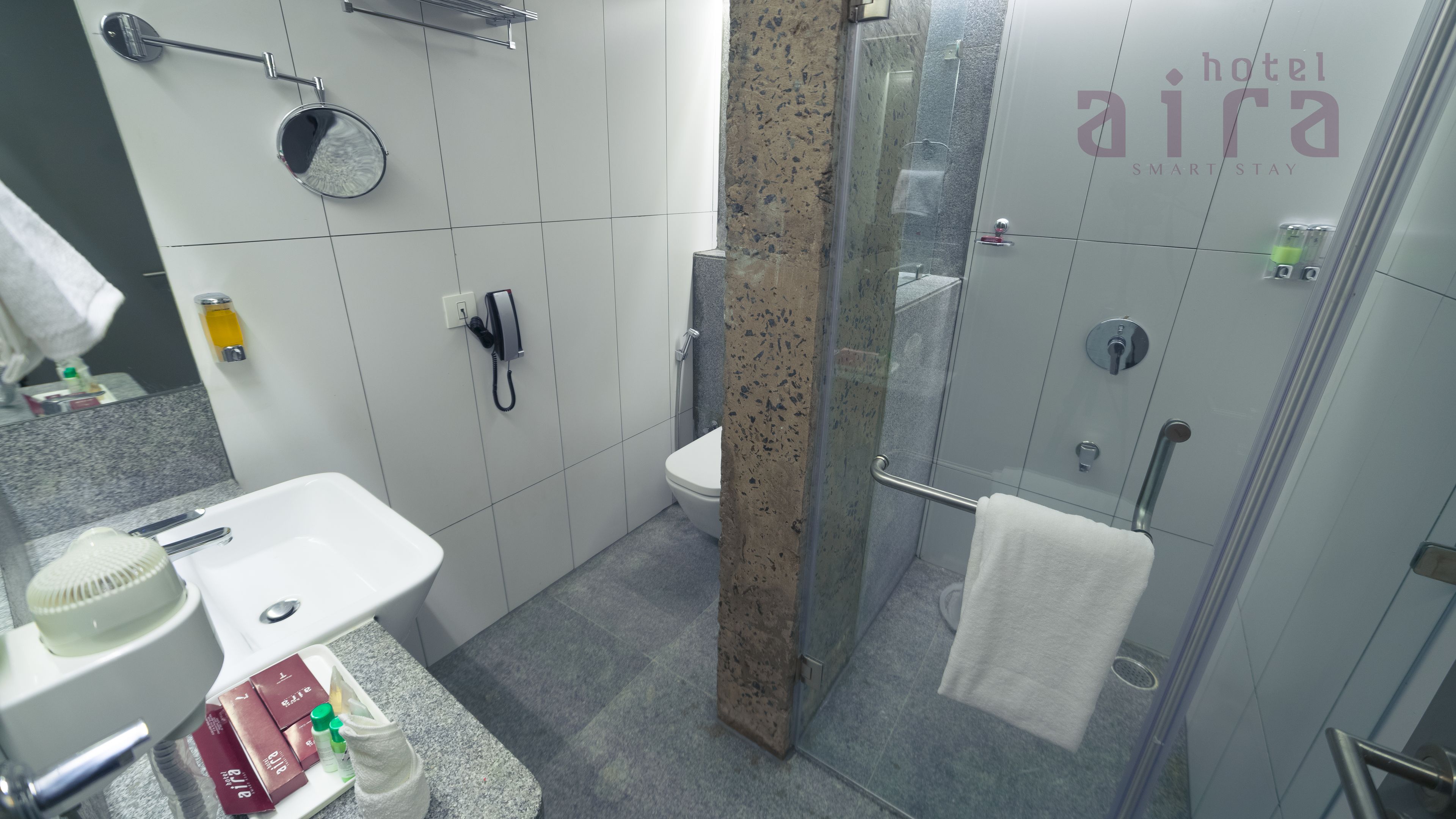 standard room, 1 king bed, refrigerator | bathroom | free toiletries, hair dryer, bathrobes, slippers