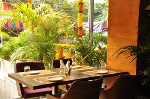 供应早餐、午餐和晚餐，国际美食