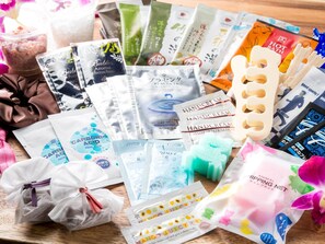 Une gamme variée de produits de soins personnels, notamment des crèmes pour les mains, des masques pour le visage et des produits pour le bain.