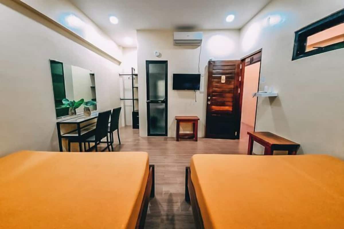 Escritorio, tabla de planchar con plancha, wifi gratis y ropa de cama