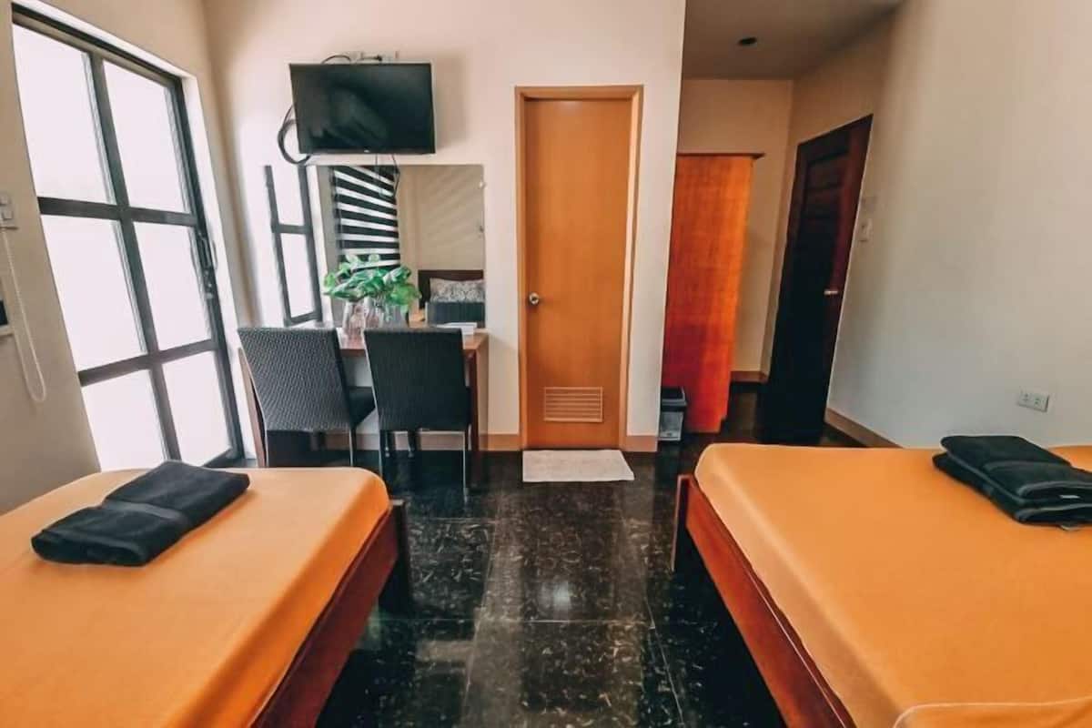 Escritorio, tabla de planchar con plancha, wifi gratis y ropa de cama