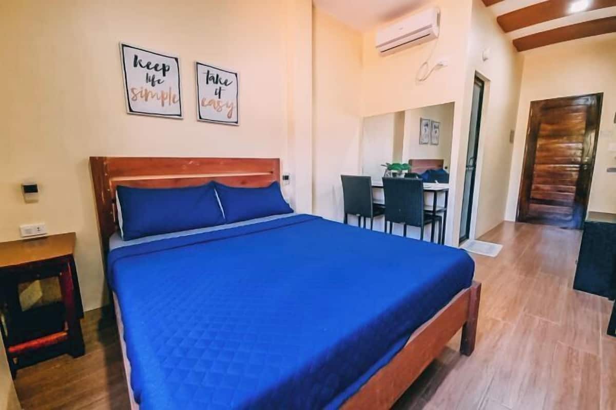 Escritorio, tabla de planchar con plancha, wifi gratis y ropa de cama