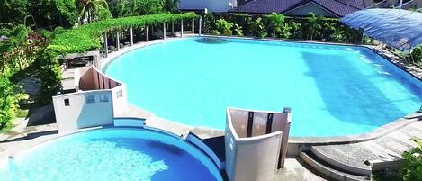 Una piscina al aire libre