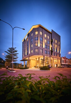 Front of property – evening/night - d'Sora Boutique Business Hotel (Bandar Sri Sendayan)