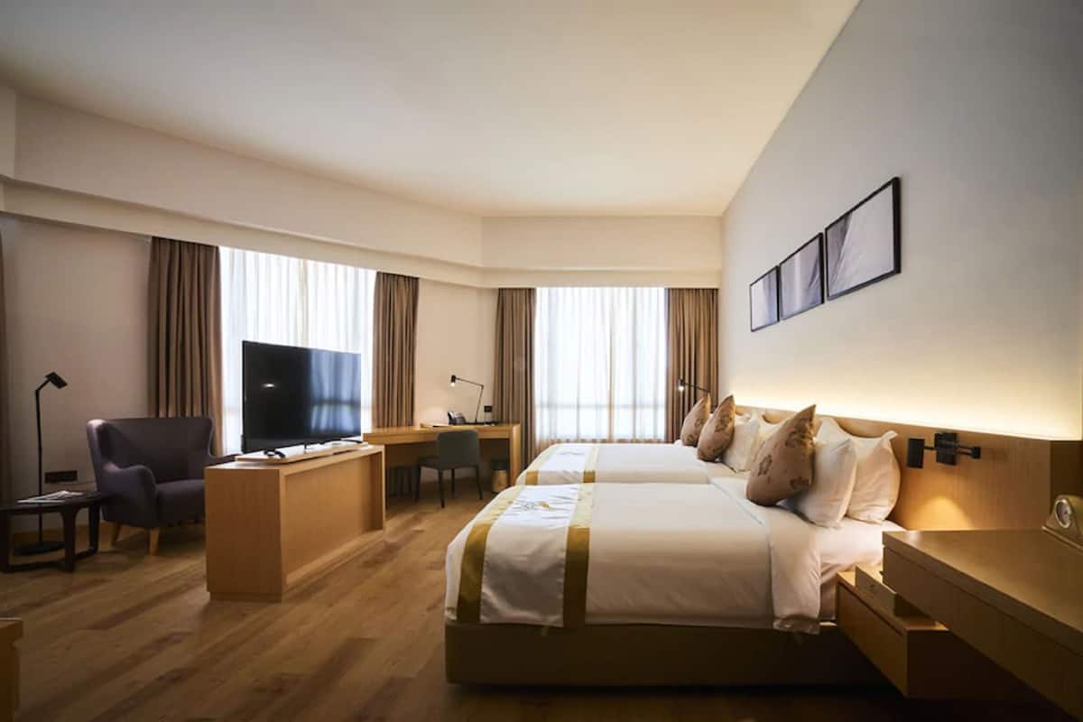 Executive studio suite | Een kluis op de kamer, een bureau, verduisterende gordijnen