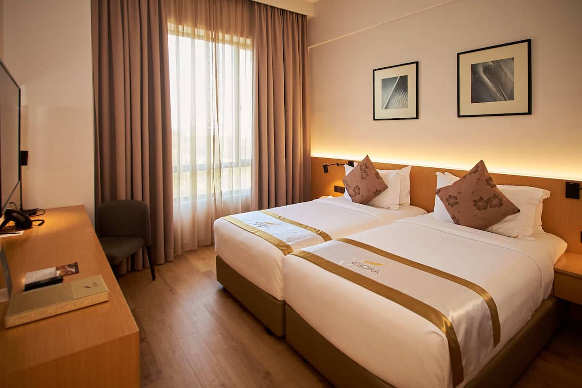 Deluxe kamer, 2 eenpersoonsbedden | Een kluis op de kamer, een bureau, verduisterende gordijnen