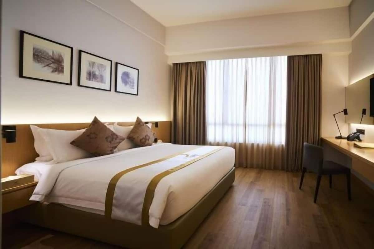 In-room safe, desk, blackout drapes, soundproofing