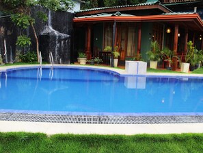 Outdoor pool, pool loungers