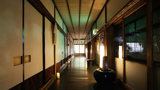 A hallway with wooden floors and traditional Japanese sliding doors. - Koyasan Syukubo Kumagaiji (Koya)