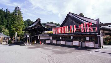 Un edificio japonés tradicional con tejado de tejas y estructuras de madera.