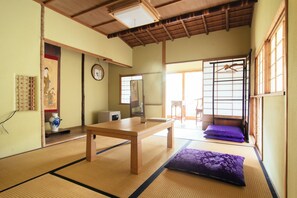 Habitación tradicional (Kongou) | Caja de seguridad en la habitación y escritorio