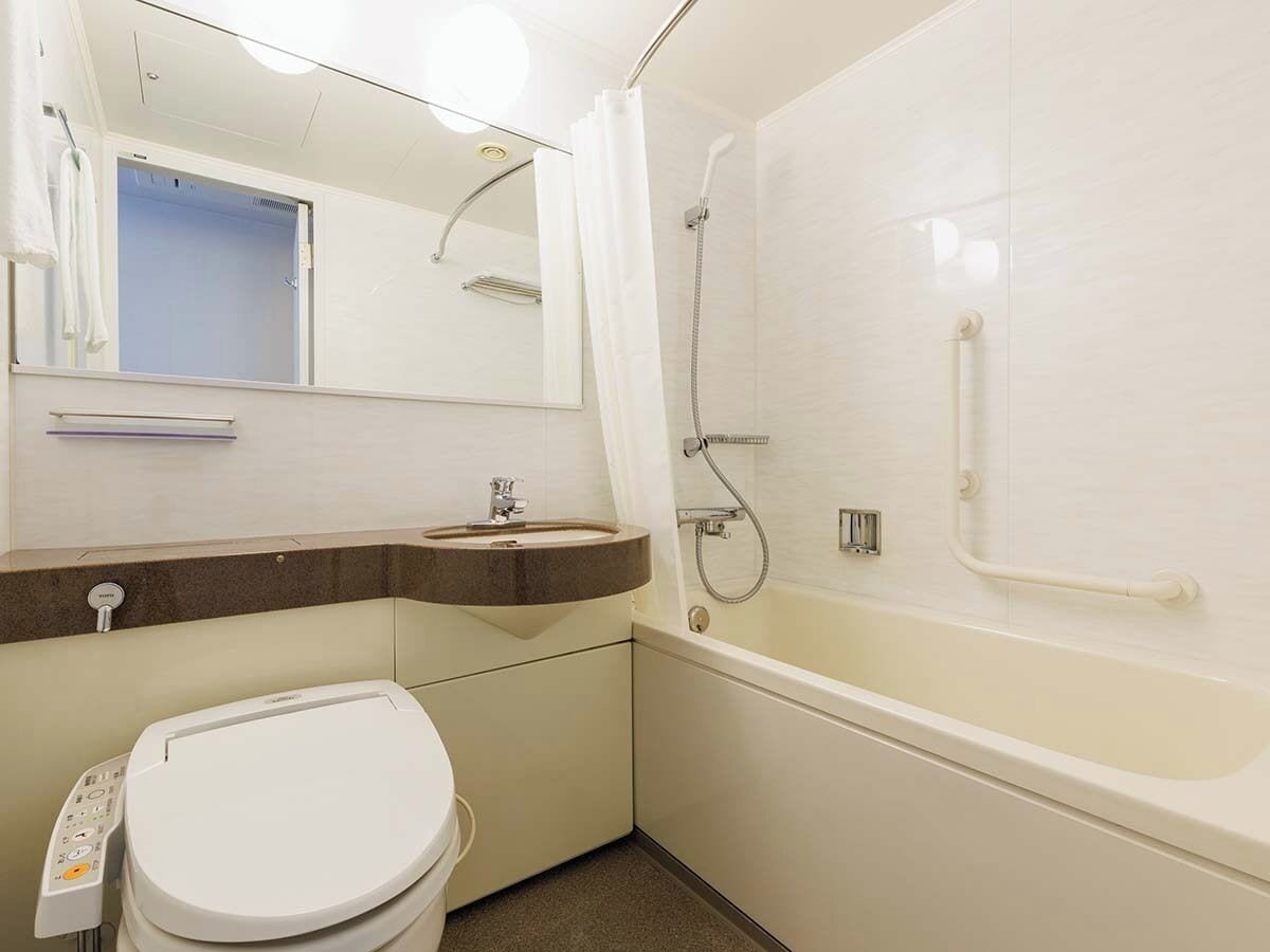 combined shower/bathtub, deep-soaking bathtub, hair dryer