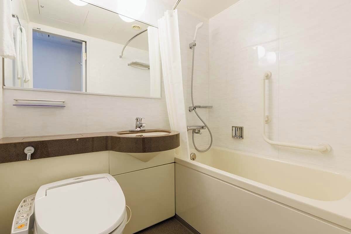 combined shower/bathtub, deep-soaking bathtub, hair dryer