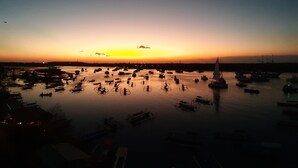 A marina at sunset with boats docked. - Paras Paros Marina Lodge (Serangan)