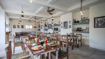 Café da manhã inglês todos os dias mediante uma taxa