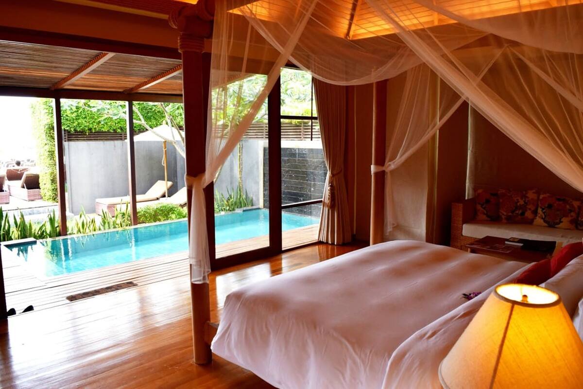 Grand Pool Villa | Minibar, caja fuerte, escritorio y cortinas opacas
