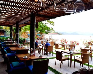 Breakfast, lunch, dinner served; international cuisine, beach views - The Pool Villas by Deva Samui Resort (Koh Samui)