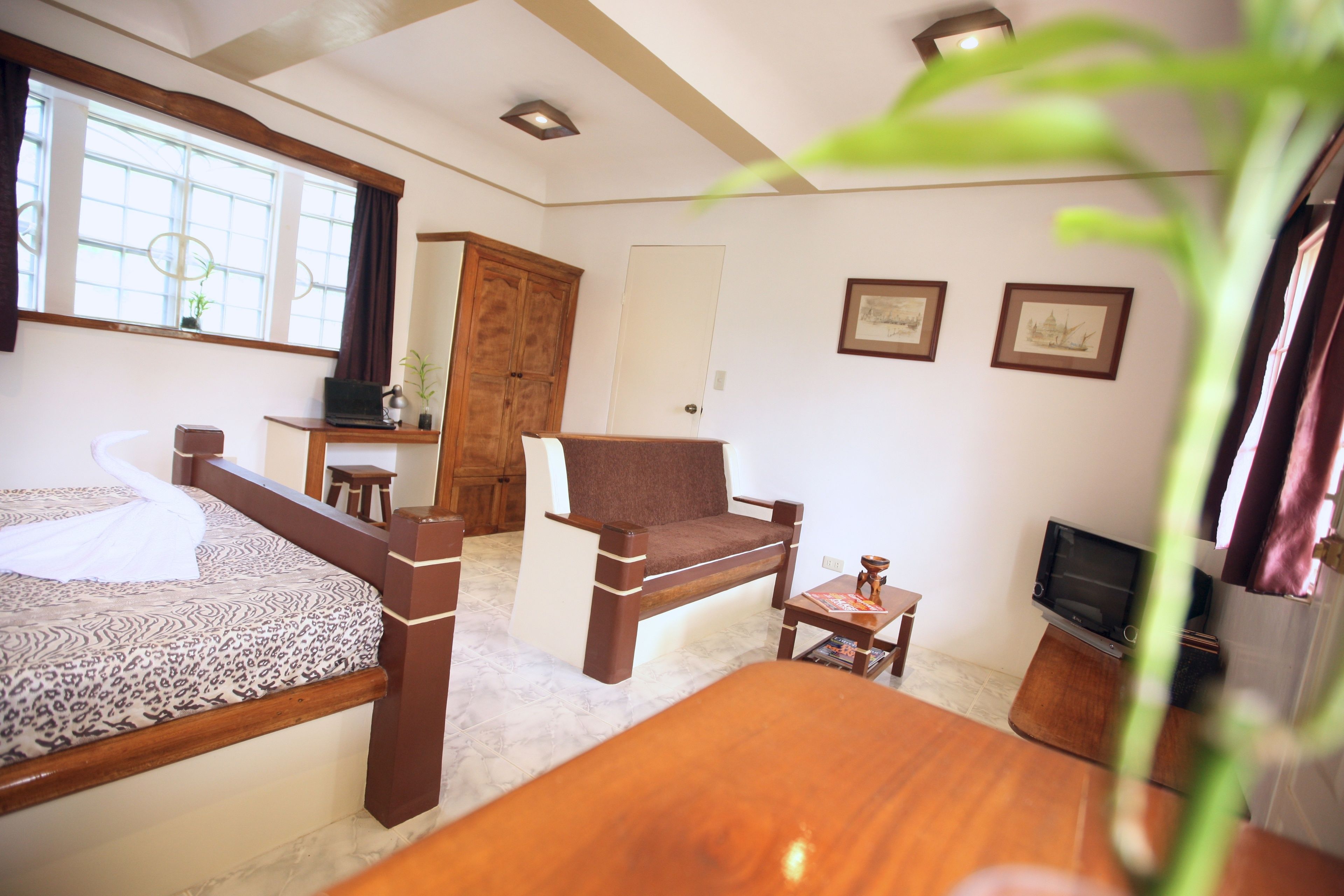 deluxe suite | desk, bed sheets