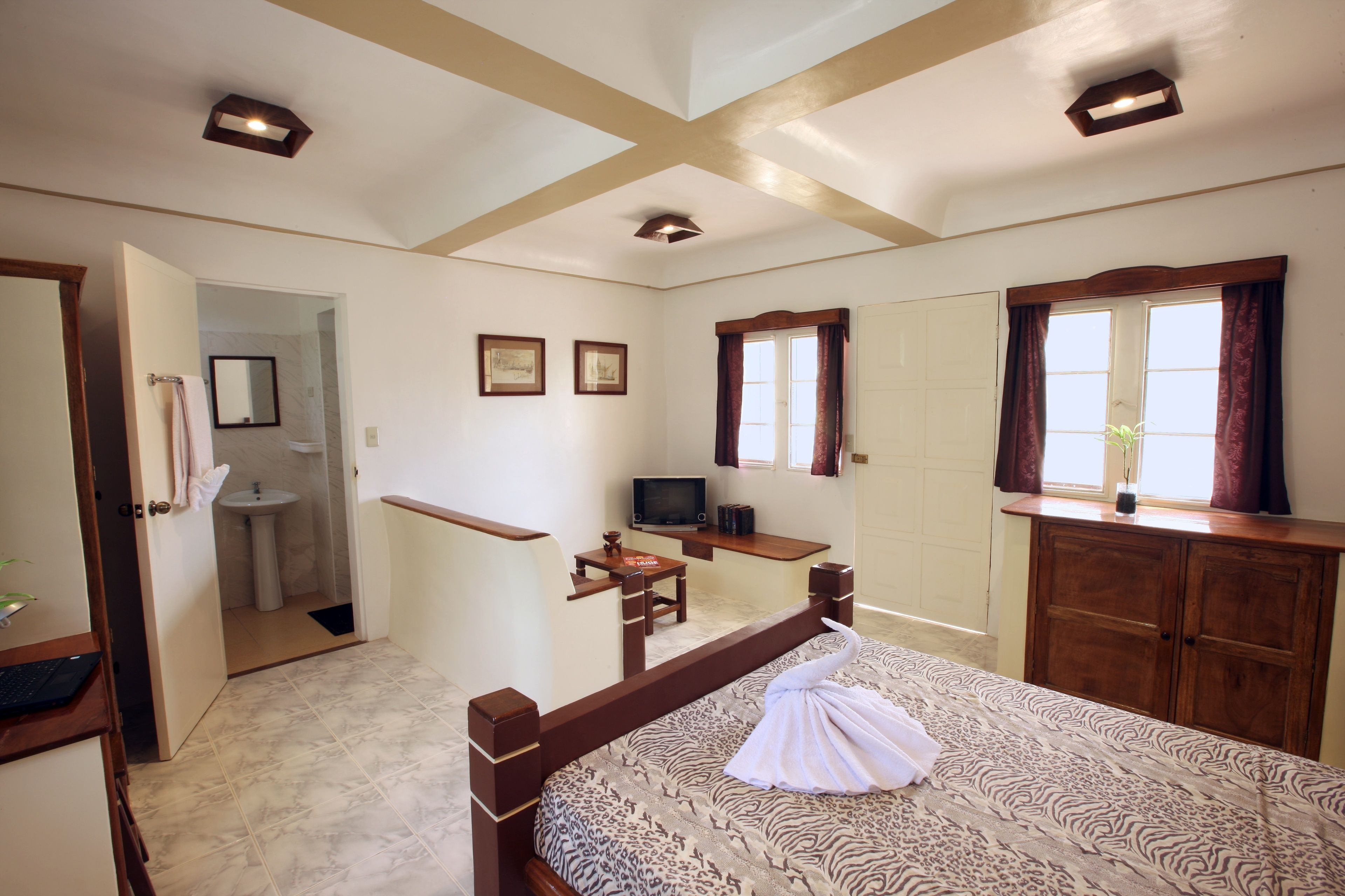 deluxe suite | desk, bed sheets