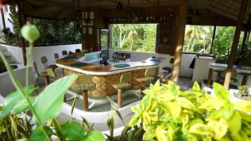 Petit déjeuner, déjeuner et dßner servis sur place, vue sur le jardin