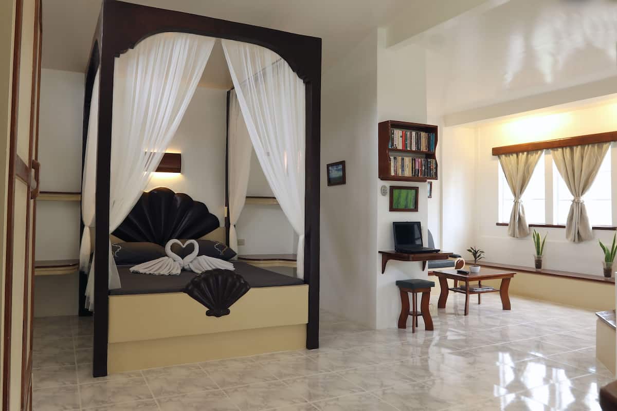 Suite superior | Escritorio y ropa de cama